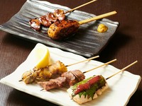 新鮮な朝引き鶏を炭火で焼き上げる『焼き鳥5種盛り合わせ』