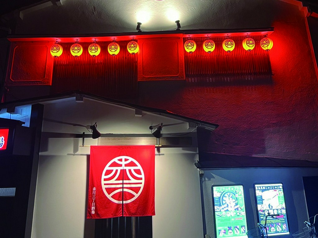 落ち着いた住宅街の中に、遠くからでも目立つ“赤”