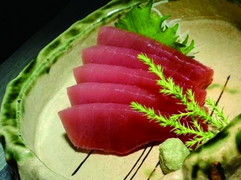 市場からの直送品。原価度外視のサービスメニュー!『生本マグロの刺身』