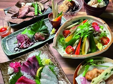 旬菜、肉、魚料理をバランス良くコース料理でいただく『季節の会席コース』