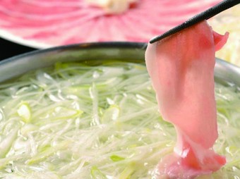 豚肉の余分な脂を落としつつ、さっぱりいただく『霧島黒豚の豚しゃぶ鍋コース』