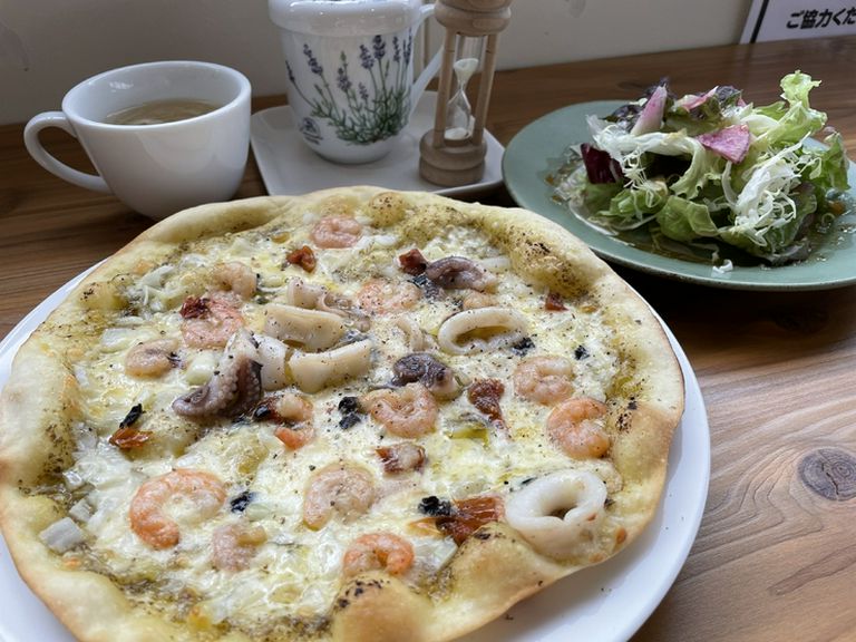 アンチョビソースのごろっと魚介ピザ