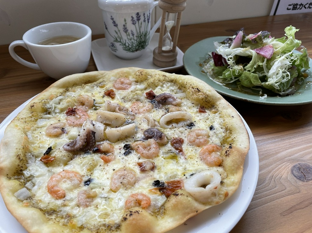 アンチョビソースのごろっと魚介ピザ