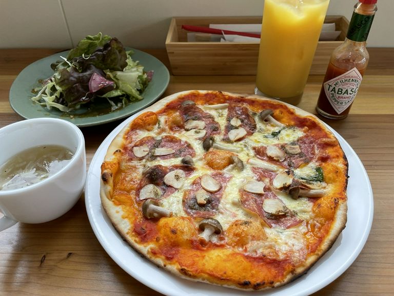 ガーリック香るキノコ&サラミピザ