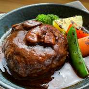 デミグラスソースは赤ワインと肉汁を合わせてじっくり煮込んでおりハンバーグに絡めるとごはんによく合う！仕上げを石窯で焼き上げることでソースの 香ばしさが増し食欲をそそります。