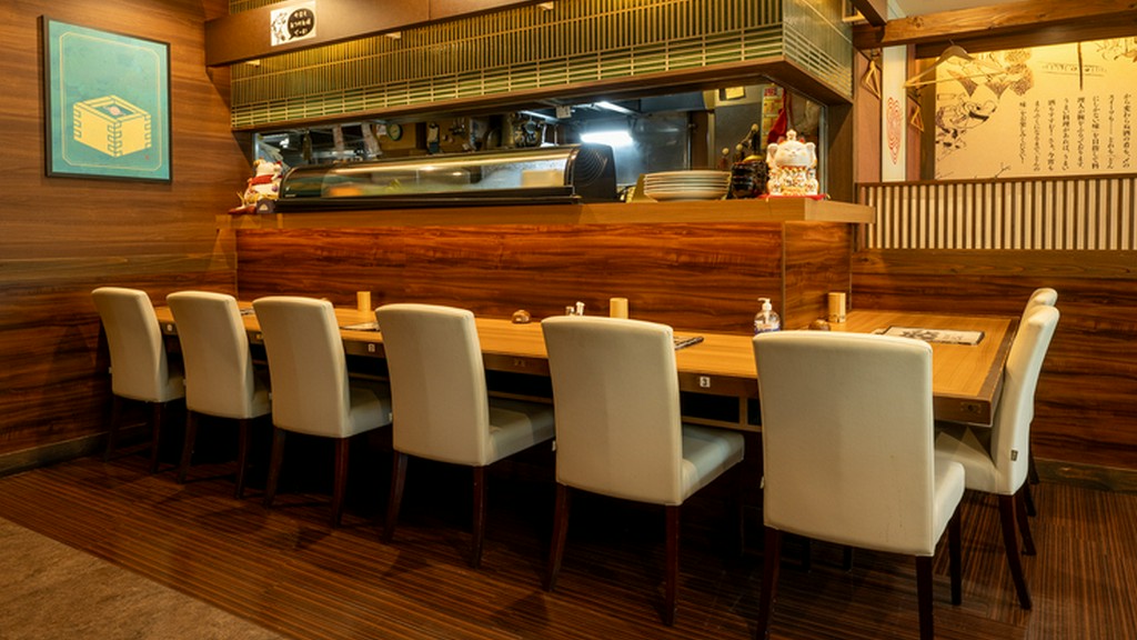 料理人の仕事が、目に入るカウンターは常連さんの会話が弾む。