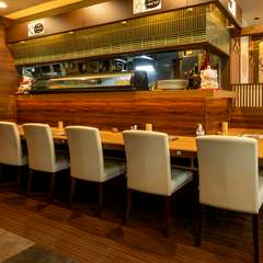 料理人の仕事が、目に入るカウンターは常連さんの会話が弾む。