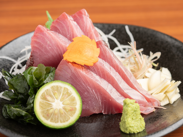 The authentic bonito sashimi from Kochi is fresh and delicious.