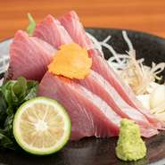 地元の旬を大切にした郷土料理を提供し、名物鰹のたたきや川海老、四万十鶏・ポークなど県外客にも人気です。