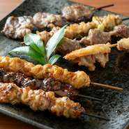 絶妙な火加減で焼いた串はお酒との相性抜群！1本1本丁寧に焼いた焼き鳥はお肉の旨味が凝縮され、とってもジューシー！