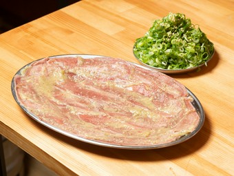 “盛りすぎること山の如し”。【たけ田】創業からの人気メニュー『ねぎ山（豚）たけ田タン』