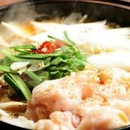 自慢の「もつ鍋」は、地鶏の濃厚な鶏ガラをベースに、厳選された純国産牛ホルモンを使用。良質なコラーゲンたっぷりのもつ鍋に仕上げました。徹底的にこだわったスープは〆の中華麺や雑炊との相性も抜群。