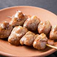 常連様が最も注文する当店の名物「はつ」は、ぷりっぷりでジューシー。肉汁が口の中に広がり、思わず顔もほころぶ至福の味です。また「白レバー」「せせり焼」も大人気。ぜひ食べていただきたい自慢の串焼きです。

