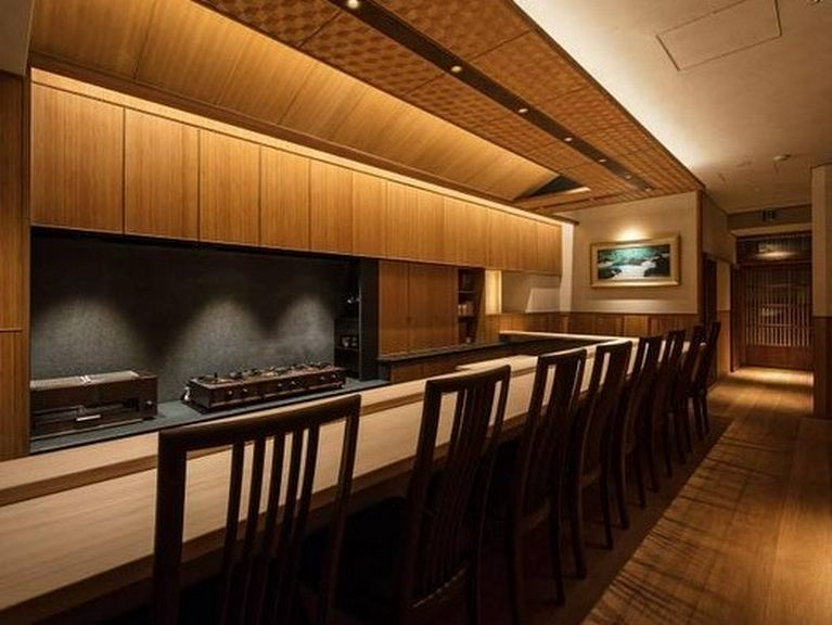 カウンター席での食事が鮨を選ぶ際の醍醐味