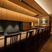 ゆったりと腰を掛けた視線の先には鮨を握る職人の姿。返す、握る、塗るなど神経を行き届かせた滑らかな指先は見る者の心を惹きつけます。流れる動きで美味なる一貫が目の前に。