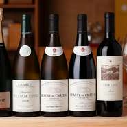 一つ一つの料理に合わせてワインを提供。吟味を重ねたその一杯は、ゲストの期待に応えてくれます。厳選された銘柄が揃う充実したワインリスト。新しい一本との出合いや多彩な味わいが愉しめます。