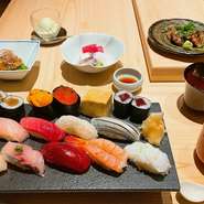 鮨、椀物、一品料理をコンパクトにまとめた『お昼の鮨コース』が用意されています。一人で通われる方、知人を誘われる方、さらにはランチ接待の席としても喜ばれます。まずは、ここから。