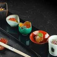 料理を引き立てる器の数々。料理の美しさは器との調和からも生まれます。高名な作家たちによる見事な作品は、より一層“食”を華やかな時間へと塗り変えてくれることでしょう。