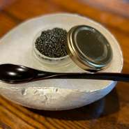 和にとらわれず自由な発想から生まれる『先付』は、食する人の嗜好に合わせて考案。ワイン好きの方であれば、まずはワインと相性の良い一皿が提供されます。
※料理は一例です。