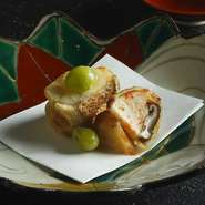 あっさりとした味が続くなか次の一手となる『揚物』。衣をつけたり素揚げにしたり、食材ごとにさまざまな食感や口どけを愉しむことができます。鮨に合わせてサイズ感も大切にした逸品。
※料理は一例です。