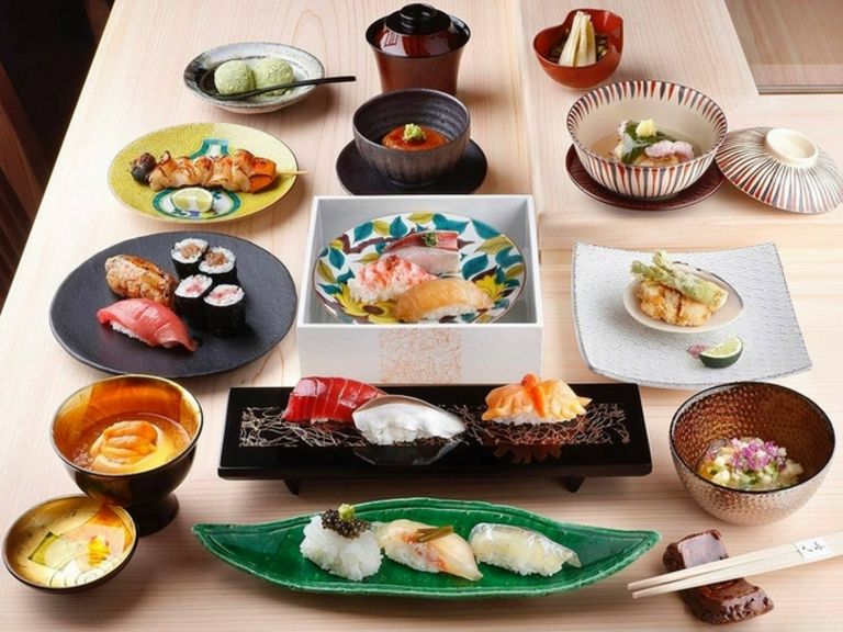 その日の仕入れでネタを選び料理を決める『おまかせコース』