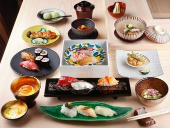 その日の仕入れでネタを選び料理を決める『すしコース』