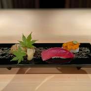 全国から取り寄せた厳選食材で握る鮨。江戸前のすっきりとした味わいのシャリは、三種の酢を独自にブレンドして調整されます。漬けや昆布〆したネタと合わせることで、魚の旨みを引き出した江戸前鮨が完成。