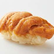 四季折々の食材を選りすぐり、季節を映す料理と寿司を月替わりのコース仕立てで提供。蒸す・焼く・煮るなどの調理で素材を活かした本格和食と、鮮度抜群の旬魚介を生で楽しむ寿司の両方を満喫できます。