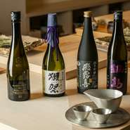 江戸前寿司と相性の良い日本酒を吟味し、順次銘柄を替えてオンリスト。酒米の違うお酒、新酒・夏酒・秋あがりなどの季節酒が旬の味覚に応じて登場するのも楽しみ。寿司と料理の味わいがいっそう深まります。