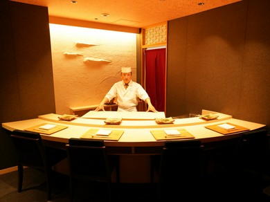 カウンター個室で職人の技を愛でながら寿司を堪能できる