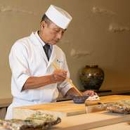 常にゲストの立場で考え、各々のニーズとシーンに寄り添う料理の提供と接客に尽力。量や提供法などの調整に加え、好みに応じたアレンジにも柔軟に対応しています。高級店でありつつ、和やかな雰囲気も大きな魅力。