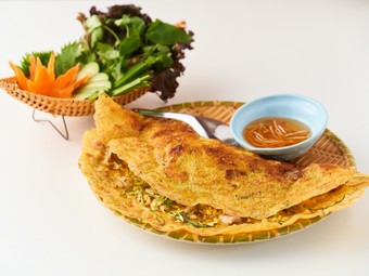 食べ応え抜群のベトナム風お好み焼き『バィンセォ』