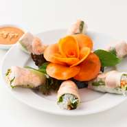 ライスペーパーのモチモチ食感がたまらない、ベトナム料理の定番『生春巻き』。ベトナム産海老を使用しています。