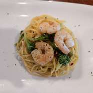 パスタとサラダとスープがセットです。