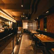 ステージさながらの臨場感を楽しめる、オープンキッチンを中心とした店内。料理人の技を間近で楽しめるカウンター席は、デートにも最適。料理人の華麗な技を間近に優雅な一時を過ごせそうです。