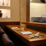 人気ホテルの中華レストランで料理人を務めたシェフの技を、間近に楽しめるカウンター席。お酒や料理を待つ間に眺める、シェフの華麗な技もまた、ささやかなお楽しみの一つです。