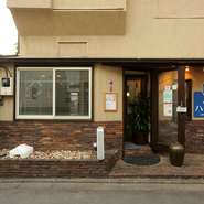 JP立川駅から徒歩約5分。本場上海で腕を振るった実力派料理人による、本格中華を楽しめるお店。立川駅前に居ながら、まるで別荘に遊びに来たような感覚で食事を楽しめる隠れ家的な一軒です。
