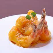 寿司職人の目線で選び抜いた食材を、上海で活躍した料理人が本格中華へと昇華。盛り付けにもこだわった料理とオシャレな空間は、デート使いにもオススメです。