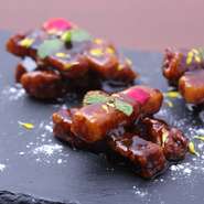 友人同士の食事会・女子会にも活躍。厳選料理に合わせた本格紹興酒など、ドリンクメニューも選りすぐりのラインナップ。中国茶もあるのでお酒を飲まない方も安心です。