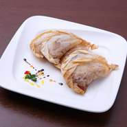 お店の新たな名物となる注目のメニュー。シンガポール発祥のレシピを、お店流にアレンジ。鶏の旨みをしっかりと閉じ込めたジューシーな一品です。