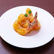 海老特有のクセになる食感をたっぷり楽しめる大海老に、濃厚マヨネーズソースを絡めた絶品料理。世代問わず親しまれる定番メニューです。