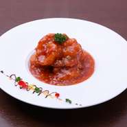 大海老を贅沢に使用した人気メニュー。甘酸っぱいトマトの風味が印象的なチリソースが、海老の旨みと食感を際立たせます。