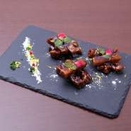 霧島高原の自然の恵みを受けた、厳選素材「霧島豚」を使用した豚肉料理。風味豊かな豚肉と山芋を、高級黒酢を使ったコクと酸味のソースで纏め上げた逸品です。