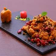 鳥取県の銘柄鶏「大山どり」を迎えた、鶏料理の一つ。スパイシーな味付けで、素材の旨みを引き立てています。中華料理の中で味わうカレー風味も一つのアクセント。あと一品頼みたい場面にもオススメできる逸品です。