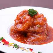 日本の食材に精通した寿司職人が、確かな目線で選び抜いた食材たち。海鮮料理が盛んな上海で活躍した料理人と、魚をはじめ寿司職人が見極めた食材たちとの相性は言うまでもなく、上質な中華を届けてくれます。