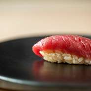 東京豊洲から仕入れる本鮪を漬けに。香り、旨み、酸味はまさに格別。赤酢のシャリが鮪の旨みをより引き出す。