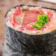 当店名物の「㐂巻」。鮪の中トロを芯に、中落ち、青紫蘇、河豚葱、たくあんを中巻きに。大きめだが一口で味わってほしい逸品。