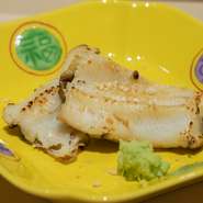 その日その場で締めた穴子を白焼きに。特有の臭みはなく、ふわりとほどけるような身の柔らかさと広がる旨さ。笹川流れの真塩と長野安曇野の本山葵とご一緒にどうぞ。