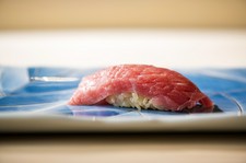 四季折々、旬の魚・食材を取り入れたお料理と握りのコースとなります。