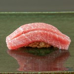 鮨の名店で研鑽を積んだ大将が繰り広げる、伝統の江戸前鮨の世界をおまかせコースでお愉しみくださいませ。